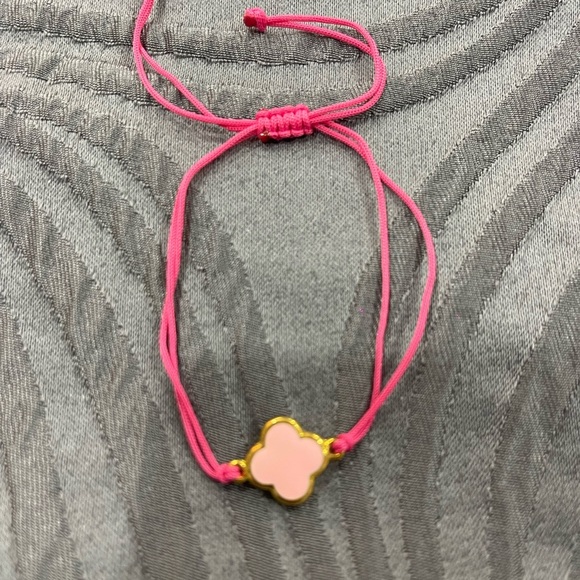 Very unique clover in Pink New Bracelet - Picture 3 of 3